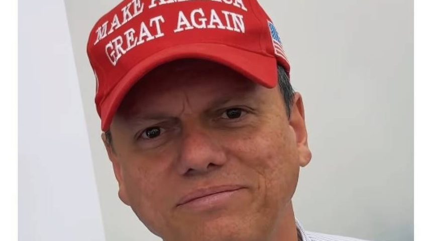 Tarcísio de Freitas com boné MAGA (Make América Great Again) em apoio a Donald Trump (Foto: Reprodução - 3.abr.2024/Instagram)