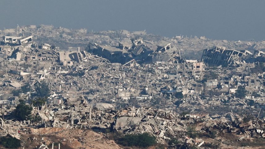 Destruição dos edifícios no norte da Faixa de Gaza vista do lado israelense da fronteira (Foto: Amir Cohen/7.jul.25/Reuters)