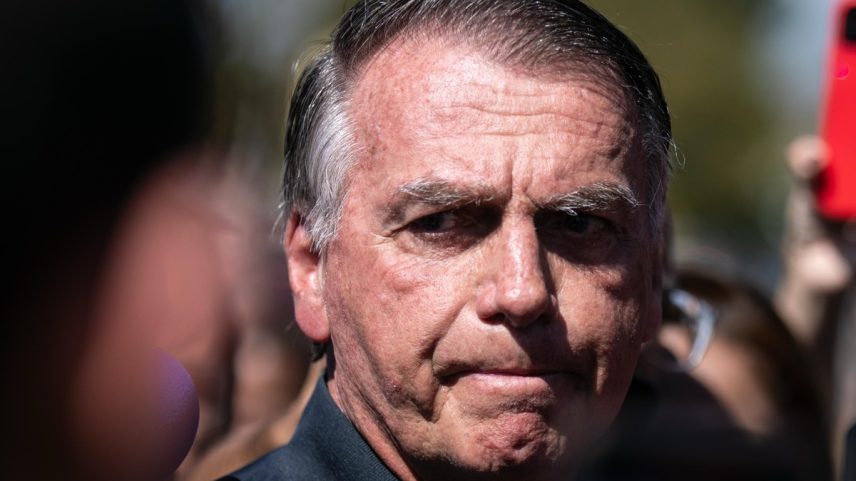 O ex-presidente Jair Bolsonaro fala à imprensa após colocar tornozeleira eletrônica, depois de operação da Polícia Federal (Foto: Brenno Carvalho/Agência O Globo)