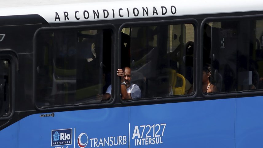 Calorão nos ônibus do Rio; veículo sem ar-condicionado atinge até 53 graus (Foto: Fabiano Rocha / Agência O Globo)