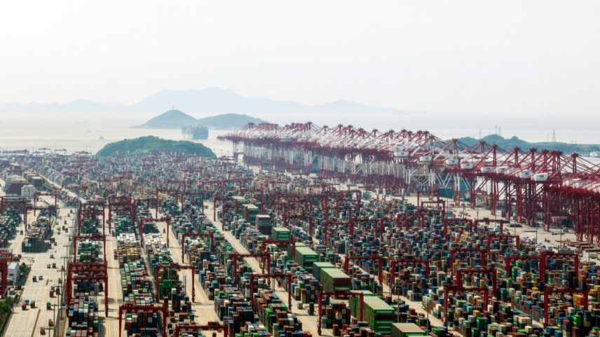 Contêineres de carga no Porto de Águas Profundas de Yangshan, em Xangai (Foto: Qilai Shen/Bloomberg)