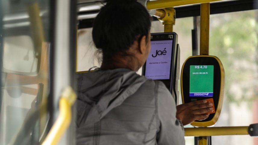 Passageira passando o Riocard num ônibus: usuários podem pedir reembolso do saldo (Foto: Gabriel de Paiva / Agência O Globo / 09-07-2025)
