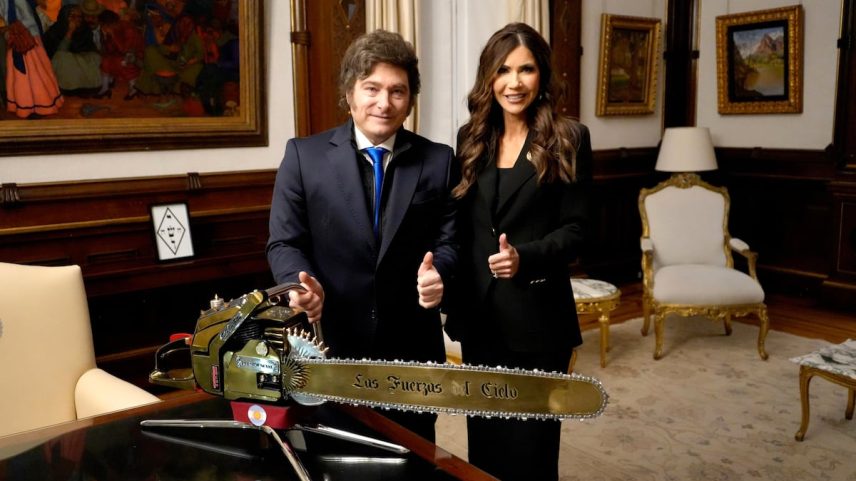 Javier Milei e Kristi Noem em Buenos Aires, este lunes. (Foto: Presidencia de Argentina | Vídeo: Reuters)