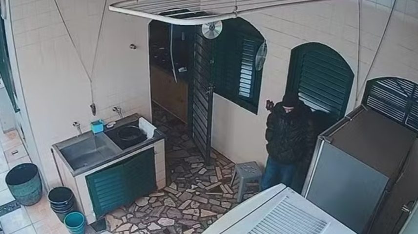 Criminoso que entrou em casa de idosos no interior de SP (Foto: Reprodução/TV Globo)