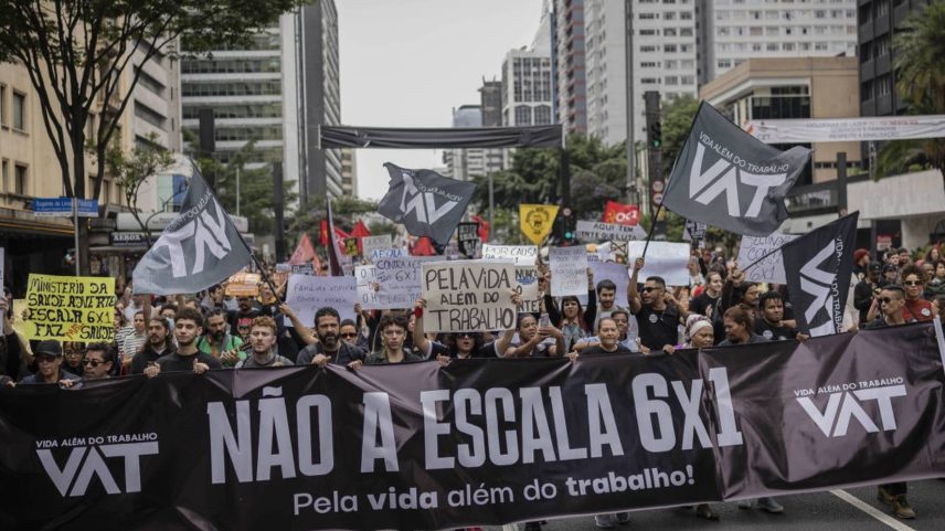 Manifestação na avenida Paulista pelo fim da escala 6x1 (Foto: Bruno Santos - 15.nov.2024/Folhapress)