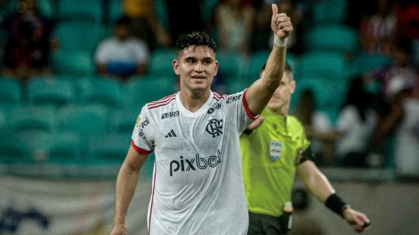 Alcaraz em campo pelo Flamengo (Foto: Jhony Pinho/Agif)