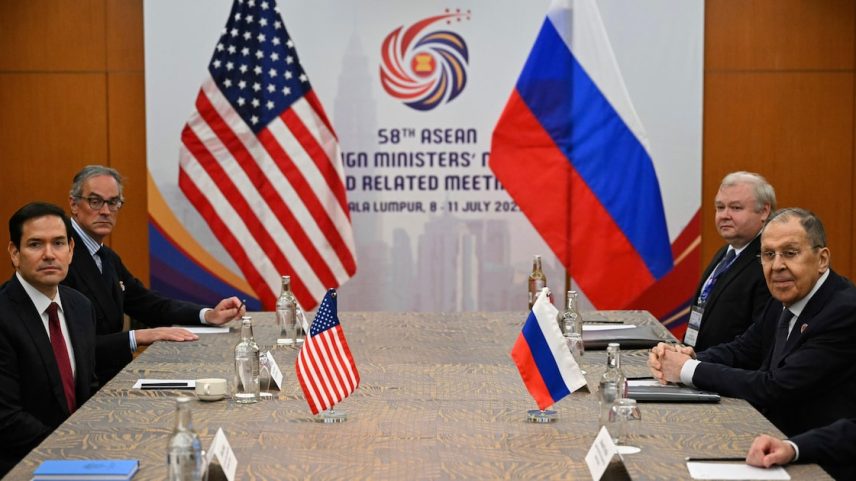 Marco Rubio, à esquerda, encontra-se com Serguei Lavrov em Kuala Lumpur, capital da Malásia, nesta quinta-feira, 10; secretário americano disse que transmitiu ao chanceler da Rússia 'decepção e frustração' do governo dos EUA com falta de progresso por paz na Ucrânia (Foto: Mandel Ngan/AP)