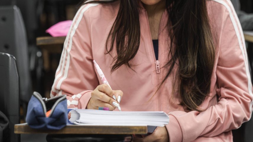 Estudante durante aula em um cursinho preparatório para primeira fase do Enem, em São Paulo (Foto: Rafaela Araújo - 31.out.24/Folhapress)