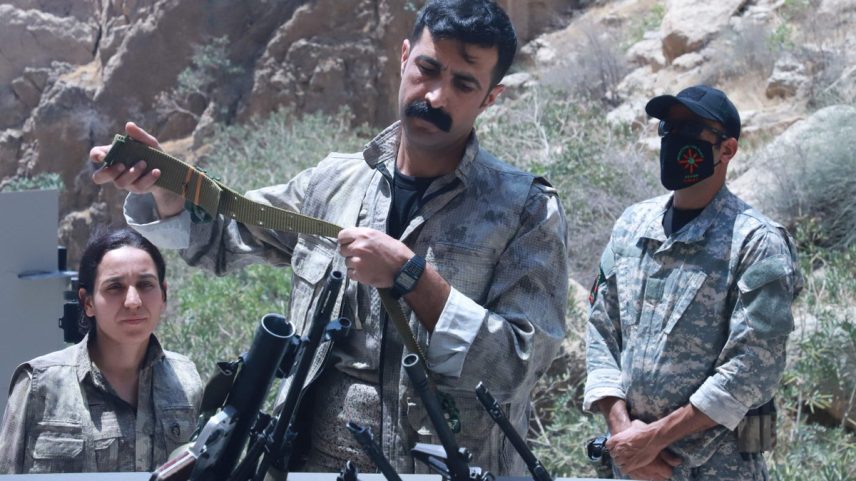 Combatentes curdos depõem as armas em cerimônia no Curdistão iraquiano (Foto: Shwan Mohammed/AFP)