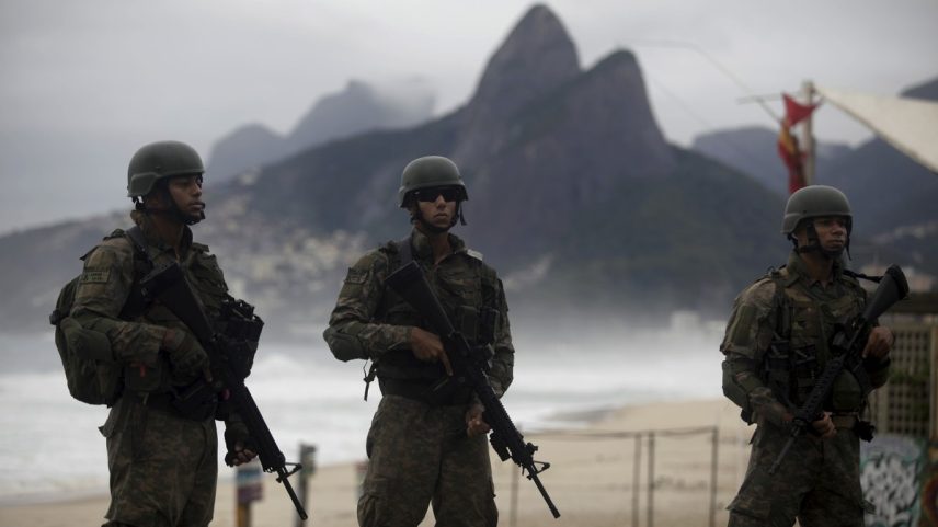 Militares da Marinha do Brasil fazem demonstração de segurança em Ipanema, às vésperas da Cúpula do Brics (Foto: Fabiano Rocha / Agência O Globo)