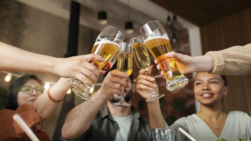 Amigos bebem cerveja (Foto: Freepik)
