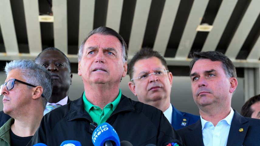 Jair Bolsonaro ao lado de Flávio Bolsonaro em entrevista no Senado nesta quinta, 17 (Foto: Edilson Rodrigues/Agência Senado)