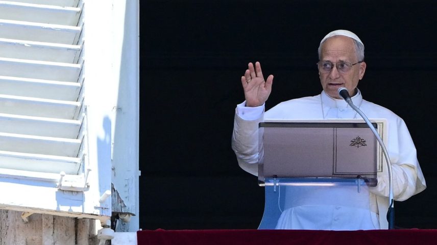 Papa Leão XIV se dirige à multidão da janela do palácio apostólico com vista para a Praça de São Pedro durante a oração do Angelus no Vaticano. 29/06/2025 - (Tiziana Fabi/AFP)