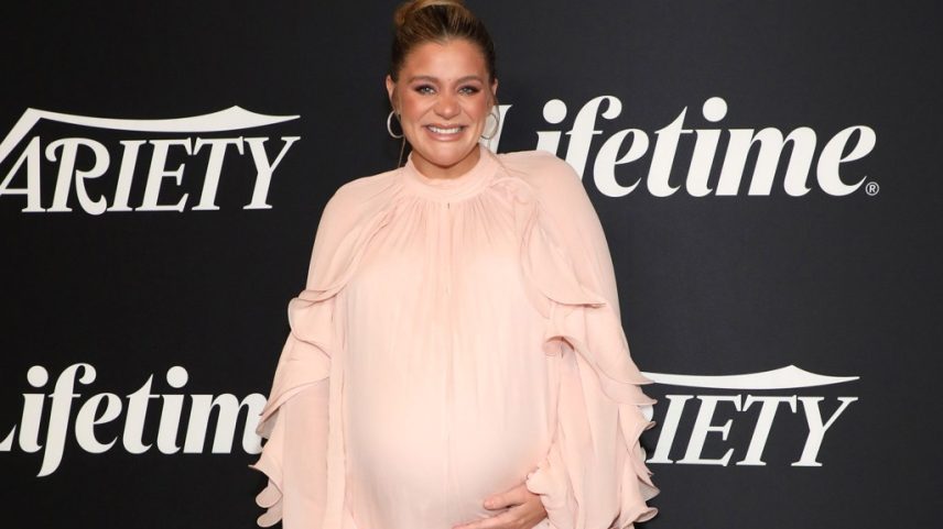 Lauren Alaina responde a mulher que tentou envergonhar a cantora country e nova mãe por alimentar sua filha recém-nascida com fórmula devido a problemas de amamentação. (Foto: Reprodução)