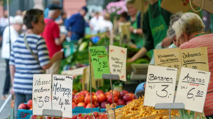 Frutas são vendidas no mercado semanal. (Foto: Andreas Arnold/dpa | Picture Alliance | Getty Images)