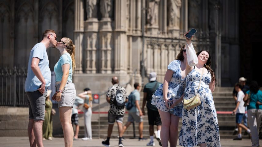 Uma pareja se besa y otras dos jóvenes se hacen un 'selfie' en el centro de Barcelona. (Foto: Gianluca Battista)