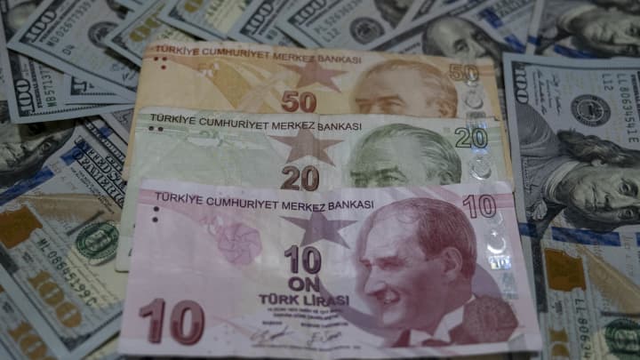 Lira turca e dólar americano (Foto: Resul Kaboglu | NurPhoto via Getty Images)