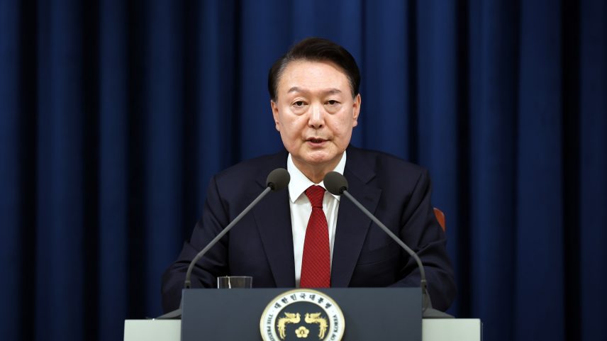Yoon Suk-Yeol durante a declaração de lei marcial de emergência no Gabinete Presidencial em Seul em 3 de dezembro. (Foto: Bloomberg)