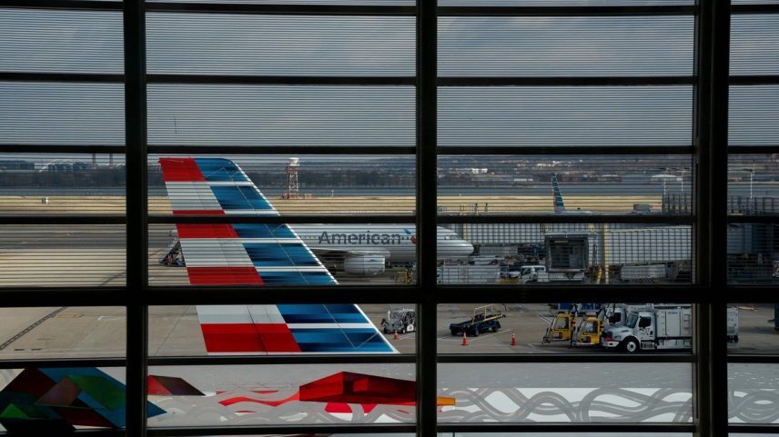 Aviões da American Airlines no pátio do Ronald Reagan Washington National Airport, em Arlington, Virginia (Foto: Stefani Reynolds / AFP)