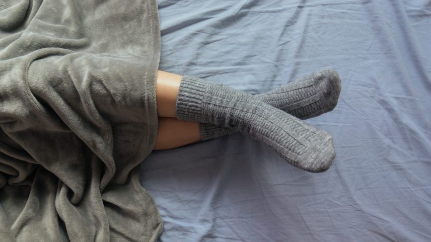 Dormir de meias é um hábito que tem profundos significados psicológicos — Foto: Freepik