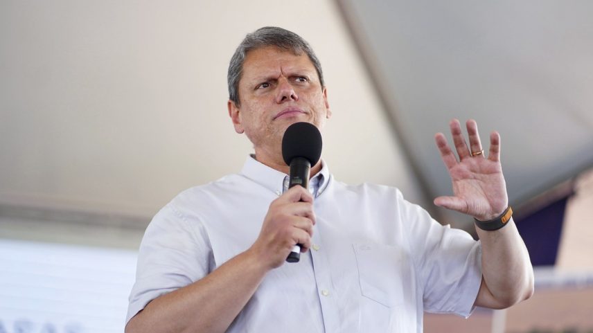 Tarcísio de Freitas durante a entrega de unidades habitacionais em Itapetininga (Foto: Sérgio Barzaghi/Governo do Estado de SP)