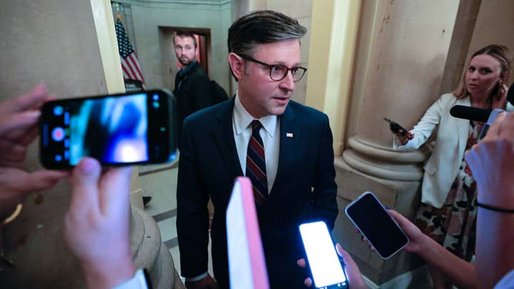 O presidente da Câmara, Mike Johnson (R-LA), fala com repórteres ao retornar ao seu escritório após ir à Comissão de Regras da Câmara, que realiza uma audiência para considerar o One, Big, Beautiful Bill Act, no Capitólio dos EUA em 1º de julho de 2025, em Washington, DC. Os republicanos da Câmara começaram seu trabalho na legislação menos de duas horas após o Senado aprovar sua versão. (Foto: Chip Somodevilla | Getty Images News | Getty Images)