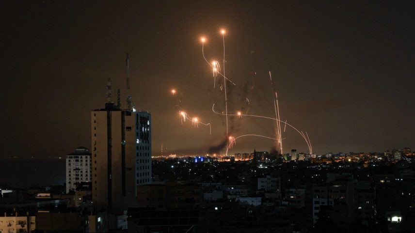 Domo de Ferro, sistema de defesa de Israel, em ação (Foto: MAHMUD HAMS / AFP)