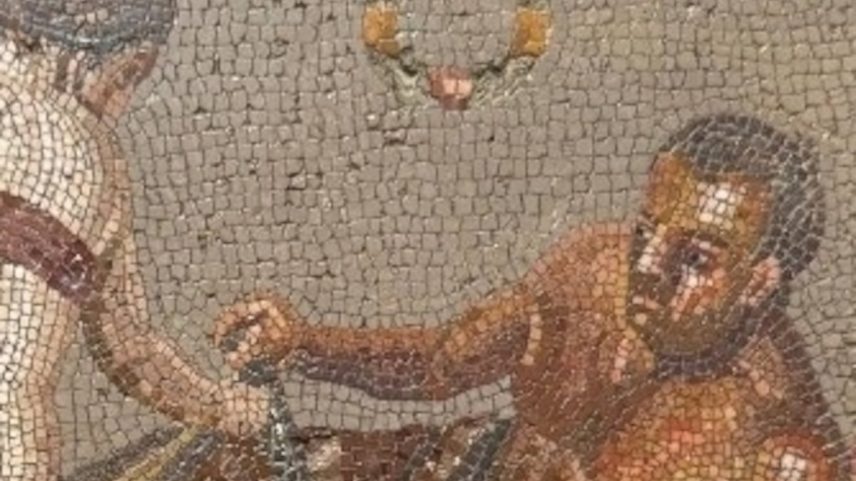 O mosaico romano recuperado é do século I a.C. e foi roubado durante a II Guerra Mundial. (Foto: EFE)