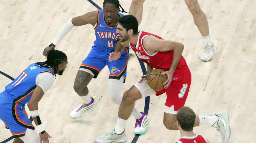 Santi Aldama, com os Memphis, disputa o balón com Jalen Williams, de Oklahoma, durante um partido no passado abril. (Foto: KAREN PULFER FOCHT/EFE)