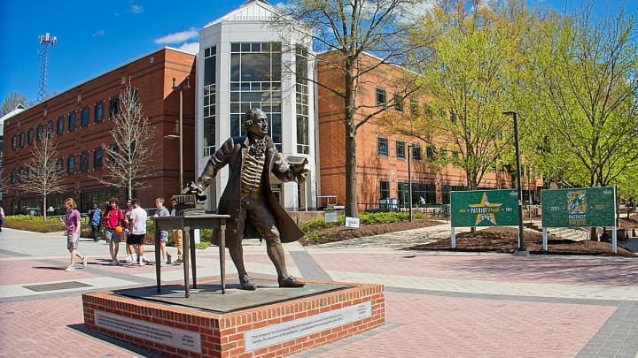Estátua de George Mason no campus da George Mason University, Fairfax, Virginia. (Foto: Robert Knopes | UCG | Universal Images Group | Getty Images)