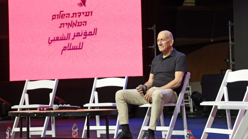 Ehud Olmert, ex-primeiro-ministro de Israel, fotografado durante evento em Jerusalém no começo de maio (Foto: Ahmad Gharabli/AFP)