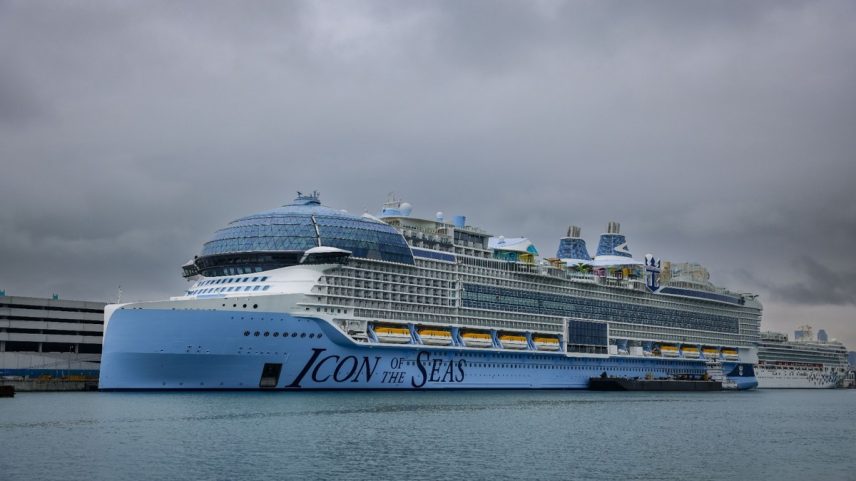 O navio de cruzeiro Royal Caribbean Icon of the Seas atracou no PortMiami em Miami, Flórida, EUA, na quinta-feira, 11 de janeiro de 2024. O maior navio de cruzeiro do mundo partiu em sua viagem inaugural em 27 de janeiro. (Foto: Uzcategui/Bloomberg)