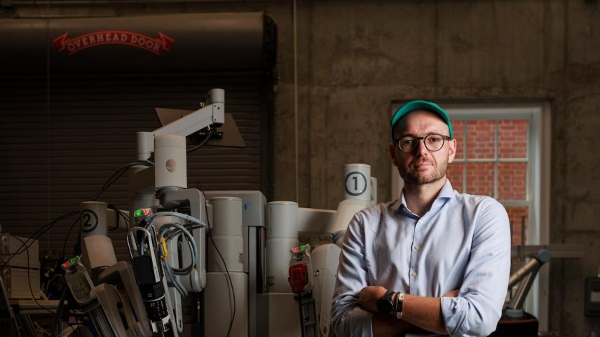 Mathias Unberath, cientista da computação da Universidade Johns Hopkins, em Baltimore. Unberath tem muitos alunos do exterior. “Toda a minha equipe, inclusive aqueles que estavam ansiosos para se candidatar a cargos mais permanentes nos EUA, não têm mais interesse” (Foto: Kt Kanazawich/NYT)