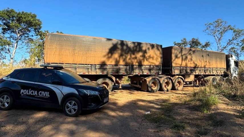 Polícia Civil de MG apreende carreta com 50 toneladas de café supostamente roubado de fazenda no norte de Minas (Foto: Divulgação/PCMG)