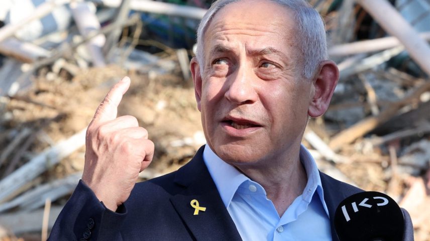 Primeiro-ministro de Israel, Benjamin Netanyahu, em visita a prédio atingido por mísseis iranianos em Rehovot (Foto: Jack GUEZ / POOL / AFP)