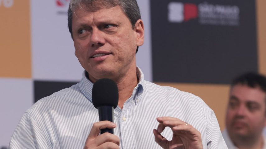 Tarcísio de Freitas participa do Fórum Jurídico de Lisboa; na foto, governador anuncia extensão da Linha 4 de metrô até Taboão da Serra, na Grande SP, em abril de 2025 (Foto: Werther Santana/Estadão)