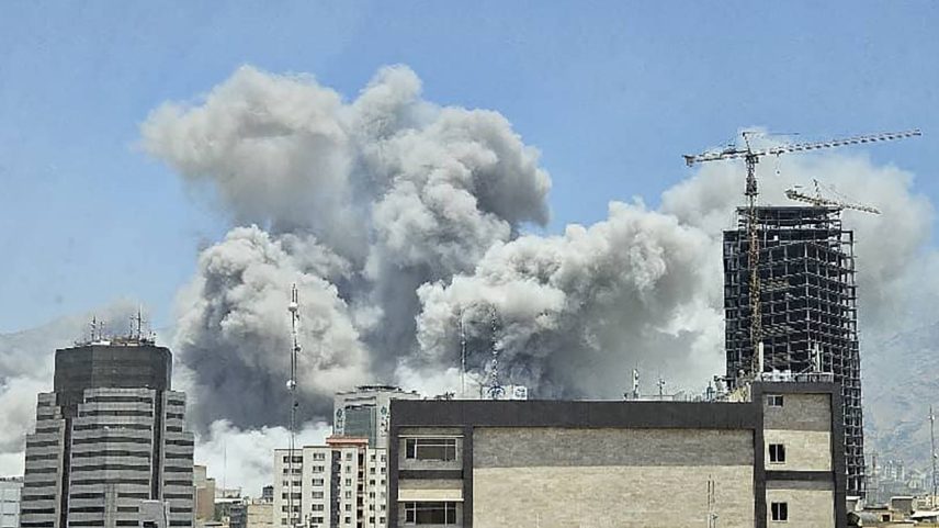 Uma coluna de fumaça subindo após os ataques israelenses em Teerã no mesmo dia. (Foto: UGC/AFP)