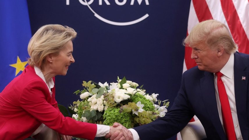 O presidente dos EUA, Donald Trump, participa de uma reunião bilateral com a presidente da Comissão Europeia, Ursula von der Leyen, durante a 50ª reunião anual do Fórum Econômico Mundial (WEF) em Davos, Suíça, 21 de janeiro de 2020. (Foto: REUTERS/Jonathan Ernst/FOTO DE ARQUIVO)