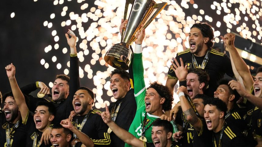 Os futebolistas da seleção mexicana celebram seu triunfo frente aos Estados Unidos, este domingo. (Foto: Ashley Landis/AP)