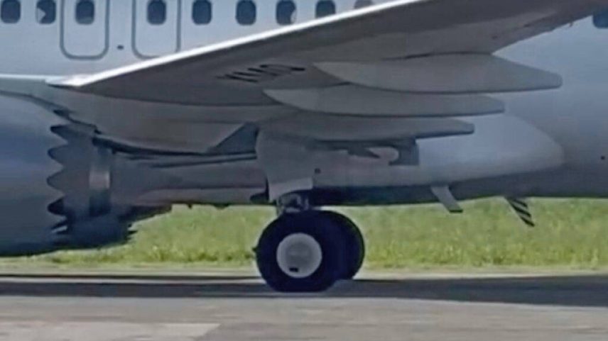 Avião da Gol com as rodas afundadas no asfalto no aeroporto de Fernando de Noronha (Foto: Reprodução/Aeroin)