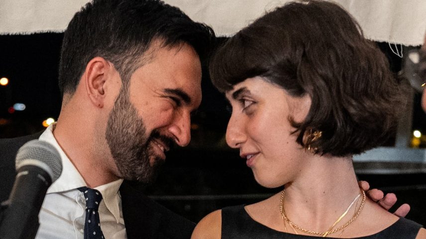 Zohran Mamdani e sua esposa, Rama Duwaji, se miram a os olhos durante a festa de primárias em que resultou eleito no último junho. (Foto: REUTERS/David 'Dee' Delgado)