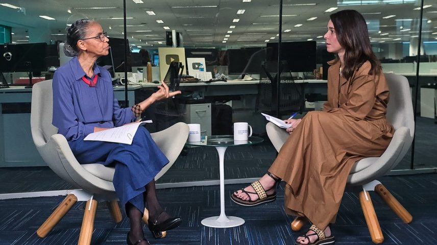 Marina Silva e a jornalista Maria Fortuna no estúdio da redação de OGLOBO (Foto: Leo Martins)