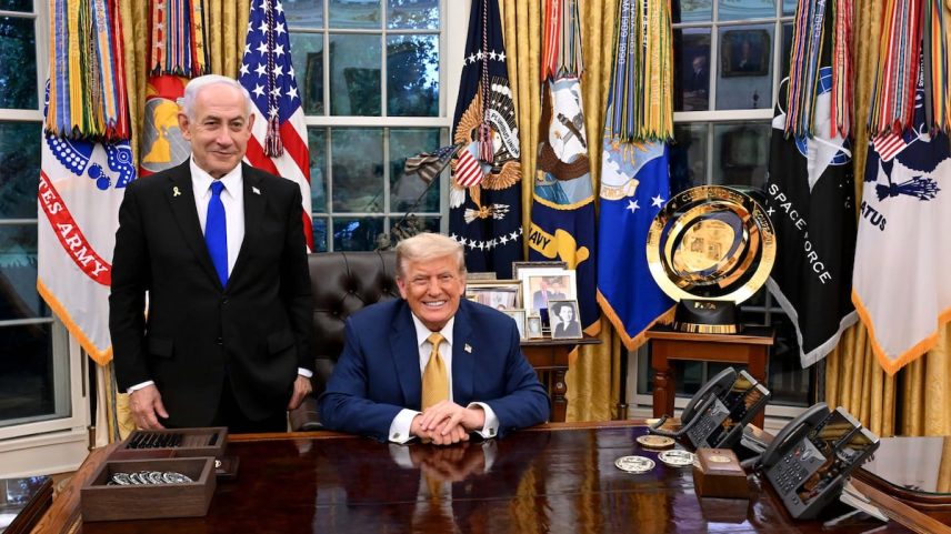 O presidente dos Estados Unidos, Donald Trump, e o primeiro-ministro israelense, Benjamín Netanyahu, posam no Salão Oval, nesta quarta-feira em Washington. (Foto: Avi Ohayon/DPA/Europa Press)