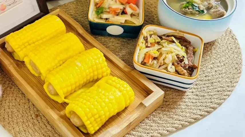 Rolês de milho amarelo brilhante e legumes salteados - Foto: BBC