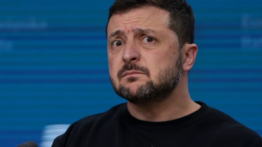 Teimosia: Zelensky tentou resistir o quanto pôde à desarticulação de mecanismos de caça aos corruptos (Foto: Jean Catuffe/Getty Images)