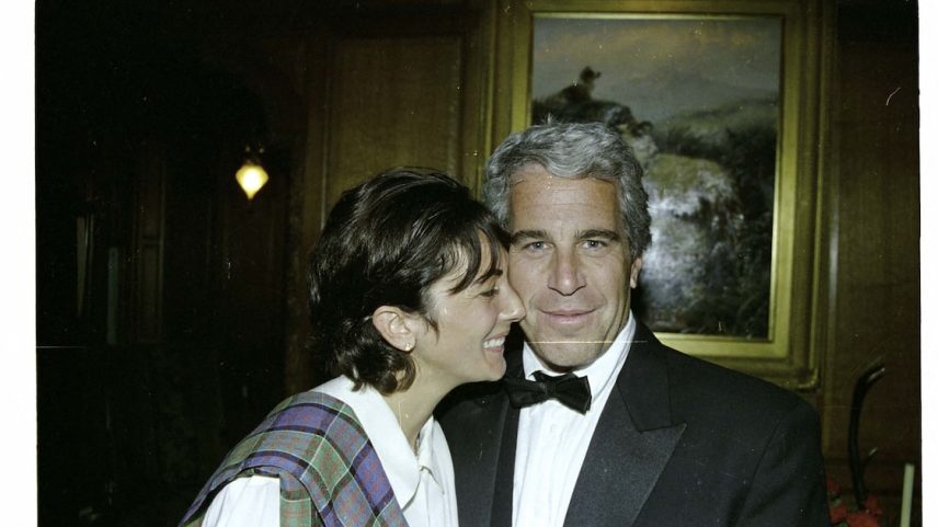 Ghislaine Maxwell e Jeffrey Epstein; Departamento de Justiça diz que Epstein não tinha 'lista de clientes'. (Foto: Handout/US District Court for the Southern District of New York/AFP)