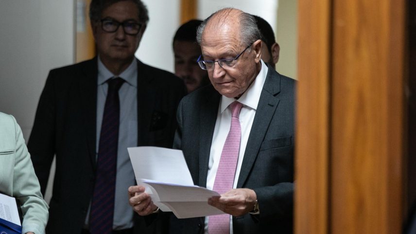 O vice-presidente Geraldo Alckmin fala sobre tarifas de Trump após reunião com empresários (Foto: Brenno Carvalho/Agência O Globo)