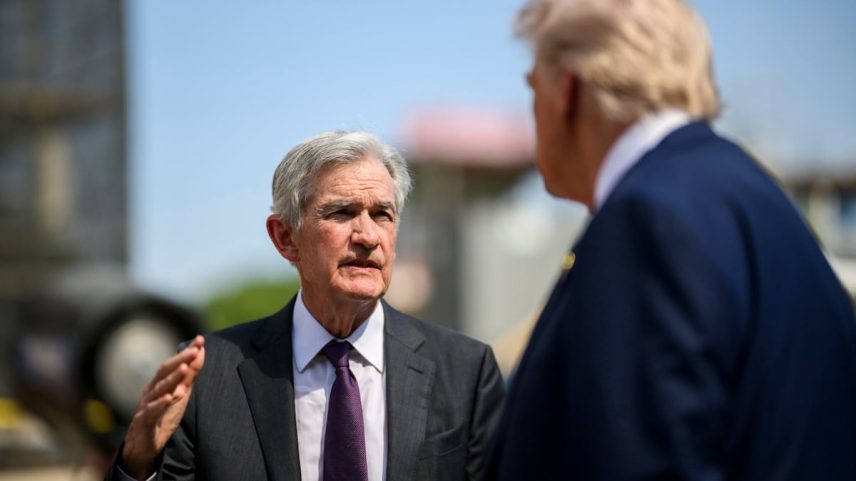 Jerome Powell fala com Donald Trump na última quinta-feira, durante a visita do presidente dos Estados Unidos à Reserva Federal. (Foto: DPA via Europa Press)