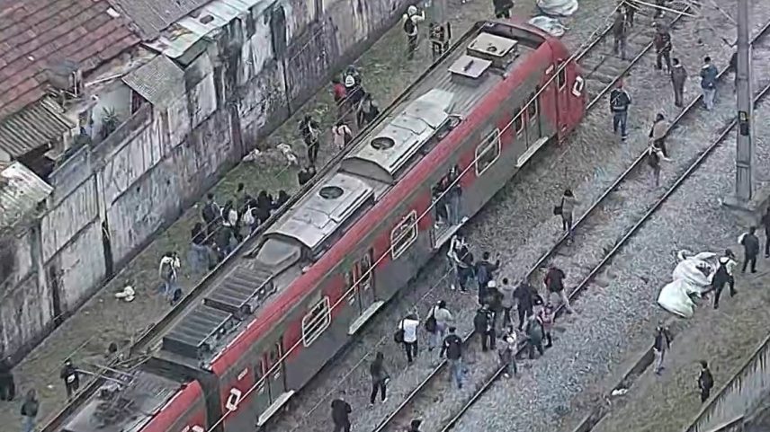 Imagens aéreas mostram passageiros descendo do trem e caminhando pelos trilhos na zona leste de São Paulo (Foto: TV Globo/Reprodução)