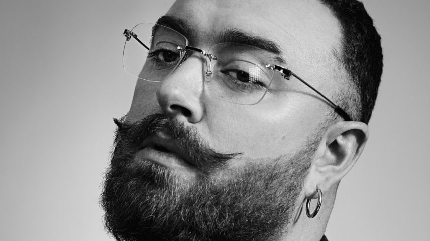 Sam Smith anunciou a data de lançamento de seu novo single "To Be Free" na terça-feira (22 de julho). (Foto: Reprodução)